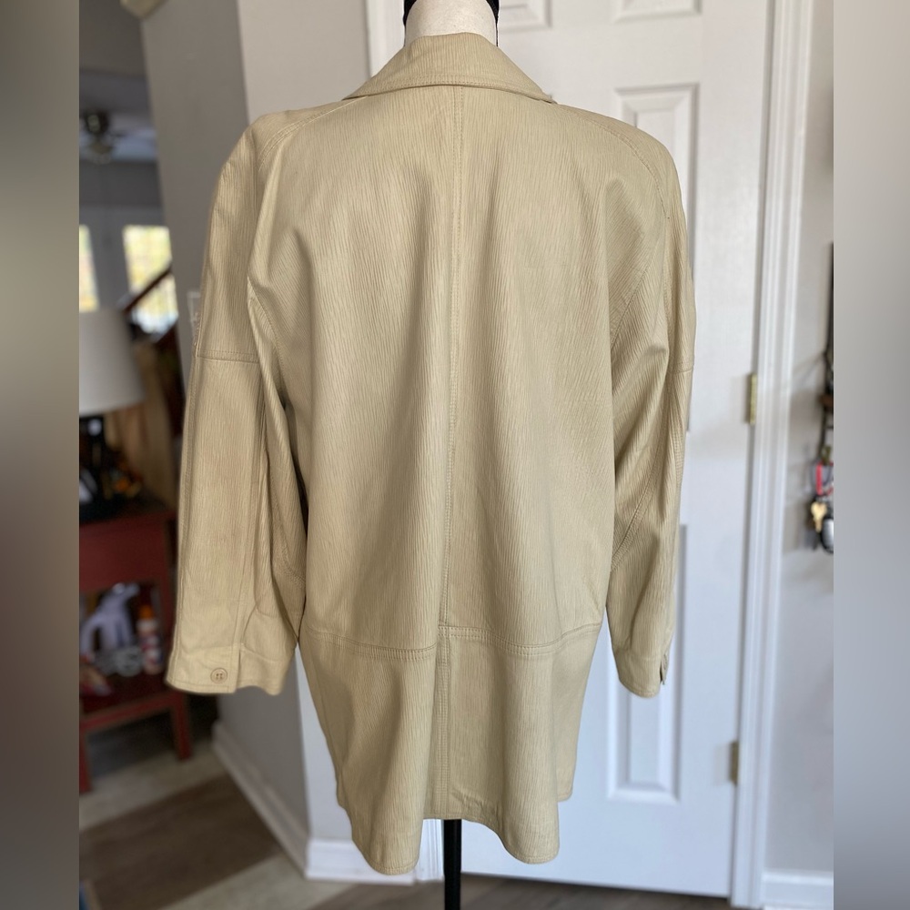 RARE EUROPEAN VINTAGE LEATHER JACKET WITH SHOULDER PADS & POCKETS - Picture 9 of 16